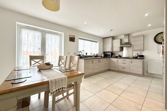 6 Nias Avenue, Faringdon photo 2