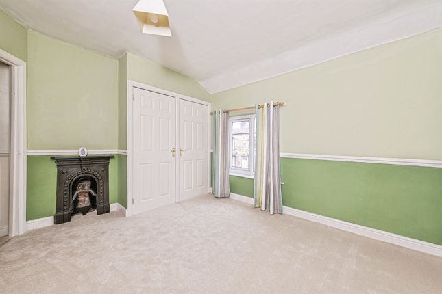 38, Woodhall Avenue, Bradford photo 4