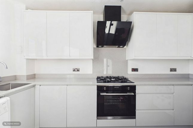 8, Connaught Road, London photo 4
