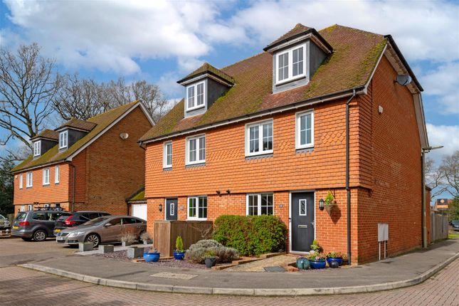 Thumbnail Town house for sale in Field Close, Horley