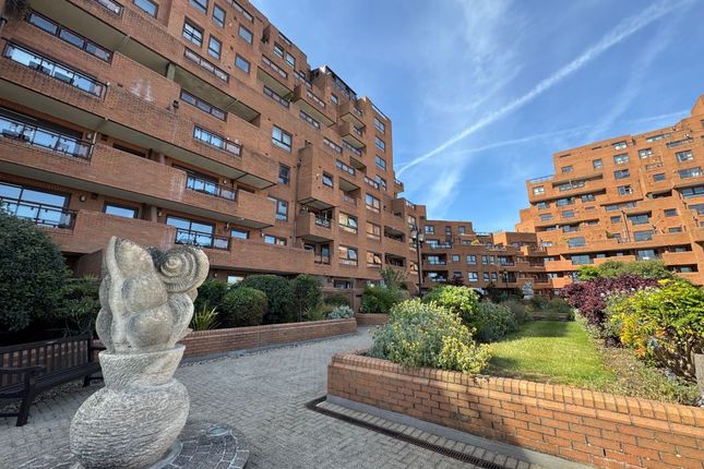 3-bed flat on The Highway, London, £300,000