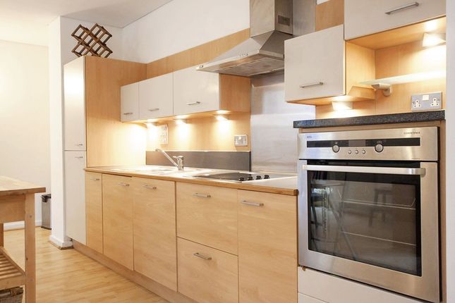 Flat 2, Farnsworth Court West Parkside, London photo 3