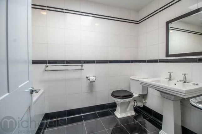 Bathroom 1.Jpeg