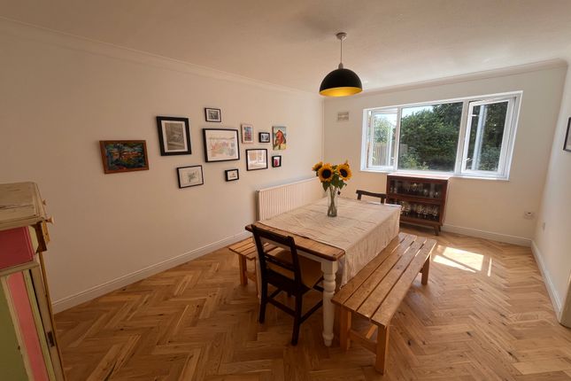 8 St Peters Rd, Swansea photo 5