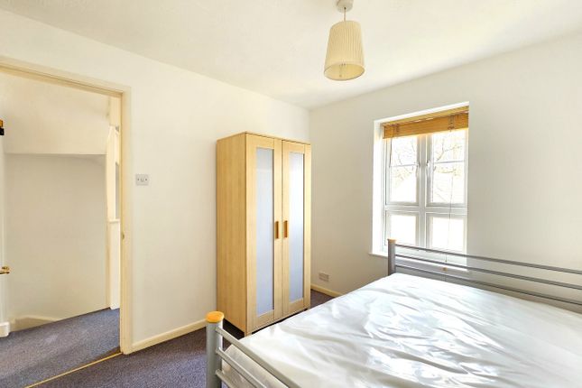 Town house to rent in Heddington Grove, London