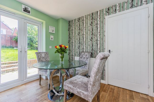 7, Hawthorn Drive, Glossop photo 4