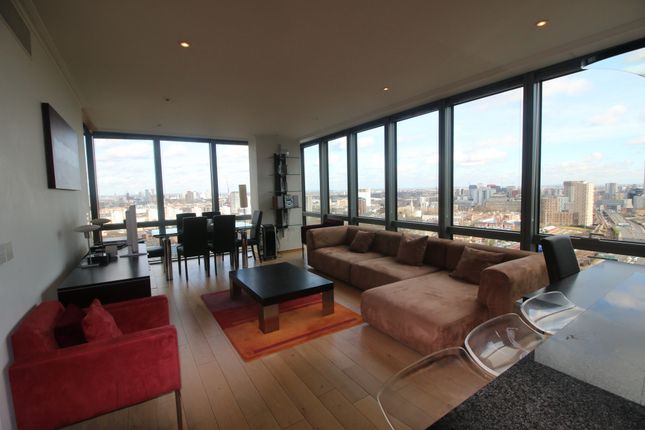 Flat to rent in London Marriott West India Quay Hotel, 22 Hertsmere Road, London
