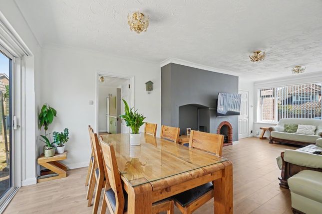 17 Foulds Close, Wigmore, Kent photo 4