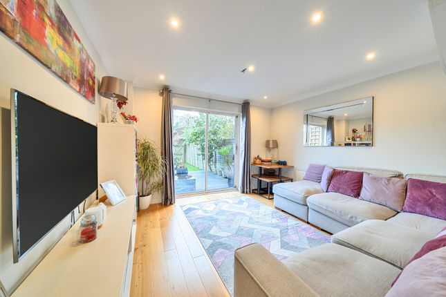 11, Warwick Deeping, Ottershaw photo 2