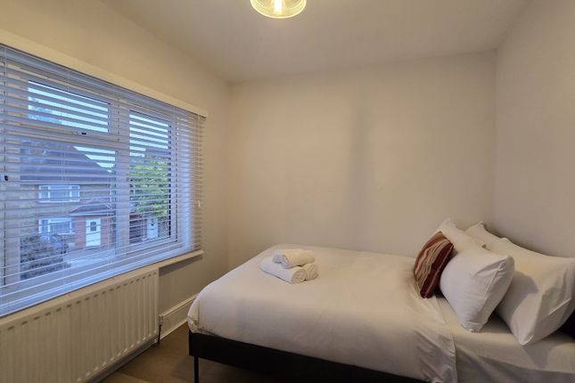 Lndn-Fry296 - 40 40,, Fryent Grove, London photo 3