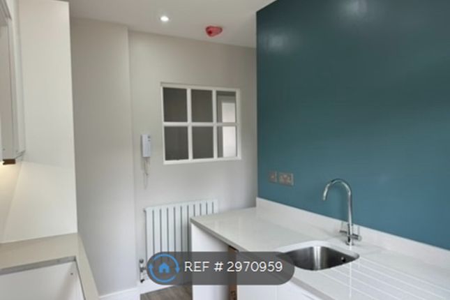 Flat, Milburn House West Barnes Lane, London photo 2