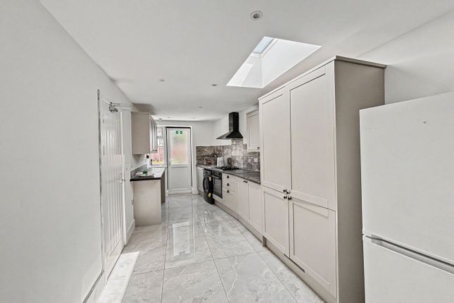 3, Oak Gardens, Edgware photo 4