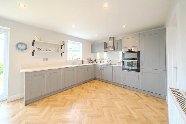 9, Spring Wood Crescent, Leeds photo 4
