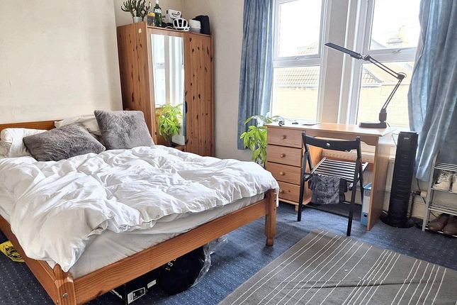 Bright, Well-Kept Double Bedroom With A Large Wind...