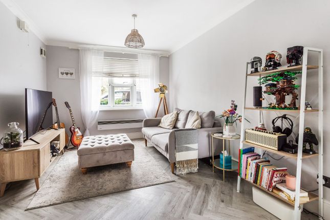 Flat for sale in Adelina Mews, London