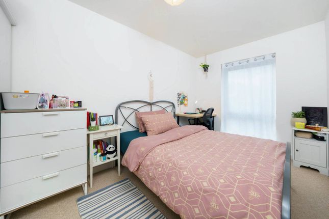 Flat for sale in Windsor Court, Bow, London