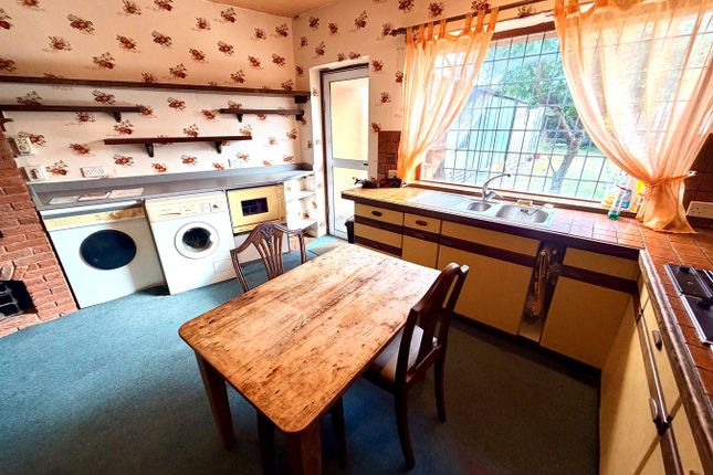 51, Sundour Crescent, Wolverhampton photo 3