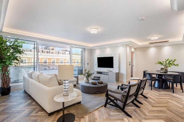 Flat for sale in Cheyne Walk, London