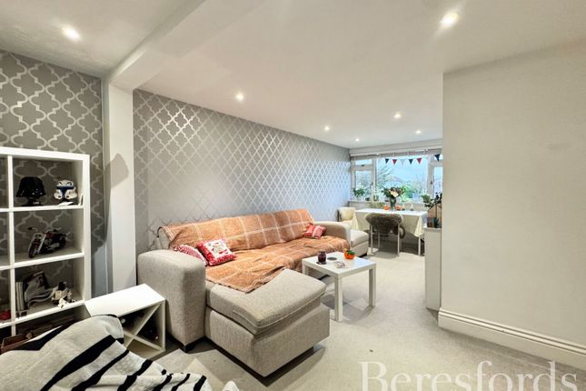 16a, Briscoe Road, Rainham photo 3
