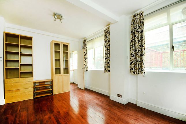 Studio flat on Charterhouse Square, Clerkenwell, £285,000