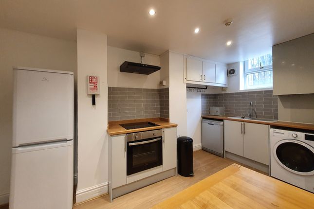Flat to rent in Delph Lane, Leeds, West Yorkshire