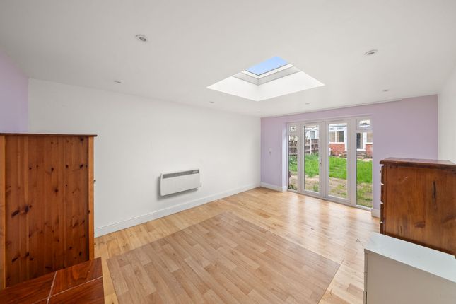 29, Clauson Avenue, Northolt photo 4