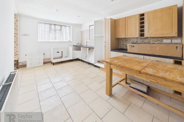 27, Rushetts Road, Crawley photo 3