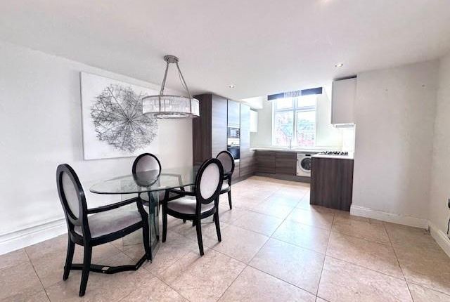14 Washington House, Marlborough Drive, Bushey photo 3