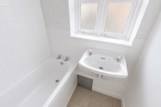 98a Harlington Road West, FELTHAM photo 4
