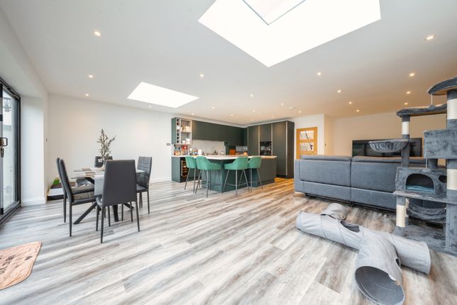 6, Birchfield Close, Addlestone photo 3