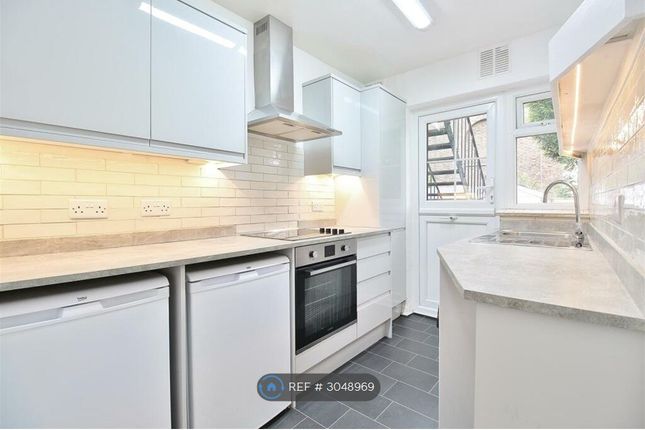 Flat, Kelvin Court Woodlands Grove, Isleworth photo 5