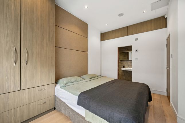 Flat B, 103, Gloucester Road, London photo 3