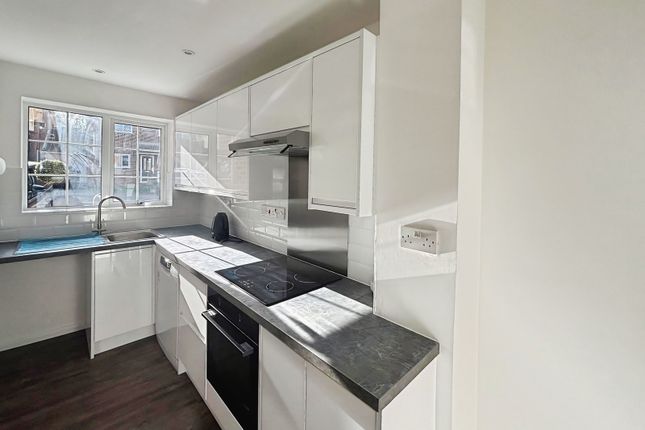 12, Houlton Court, Surrey photo 2