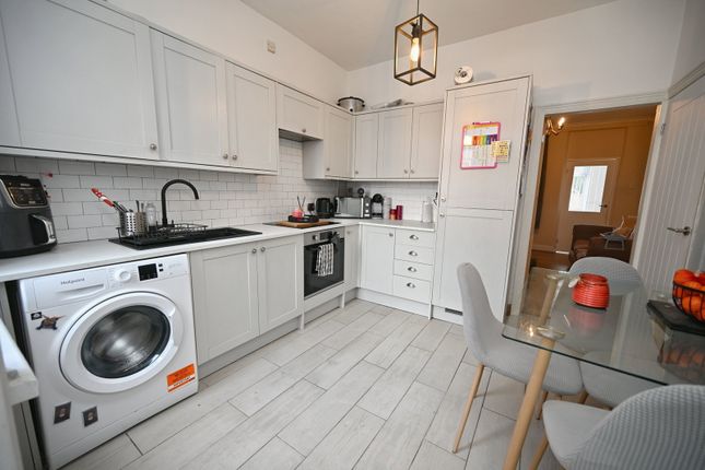 3, Highroyd Avenue, Barnsley photo 5