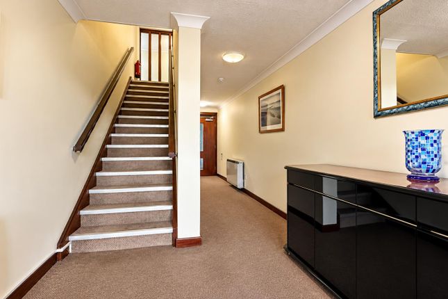 7 Grand Court, Fourth Avenue, Frinton-on-Sea photo 3