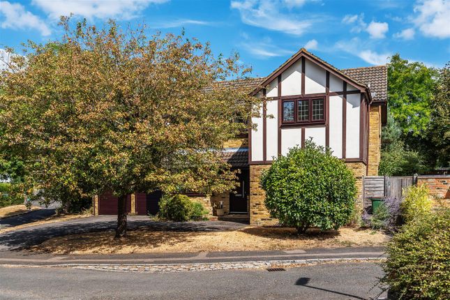 4, Ashwood Park, Fetcham photo 2