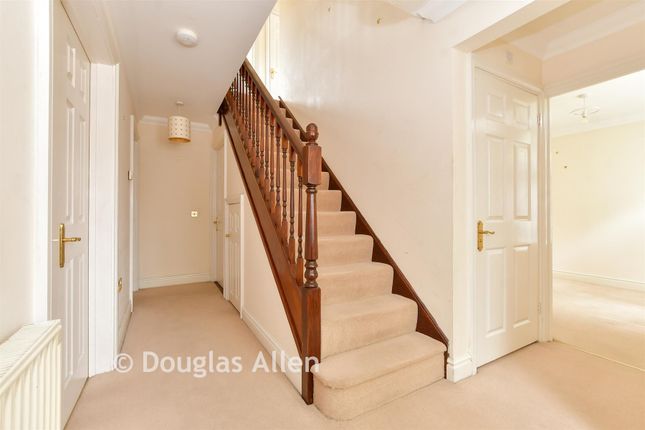16, Deer Park Way, Waltham Abbey photo 3