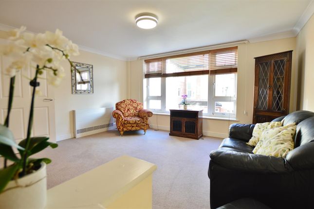 Flat for sale in Northampton Avenue, Slough