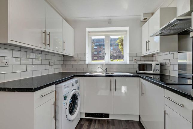 Winslow Close, Pinner photo 4