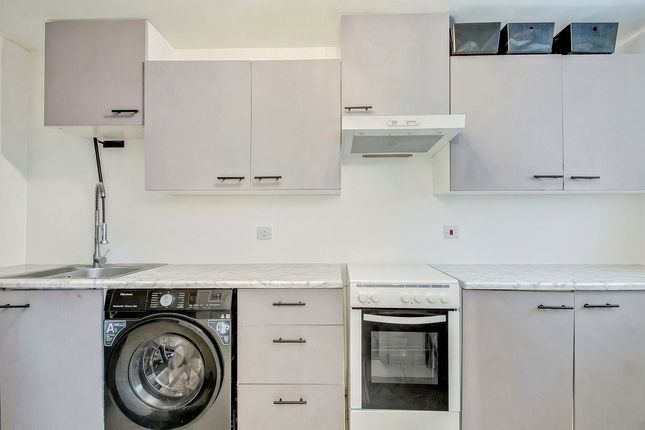 Midwood Close, London photo 3