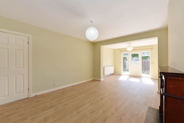 89, Costons Avenue, Greenford photo 4