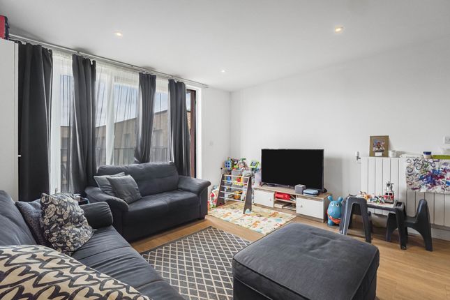 3-bed flat on Flat 42, Navigation House, Whiting Way, London, £675,000