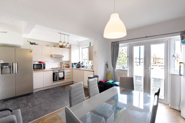 Room B, Somerset Close, New Malden photo 2