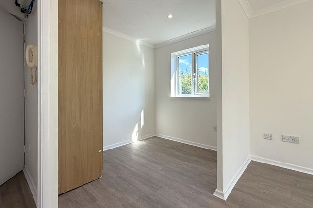 23, Tasker Close, Middlesex photo 4