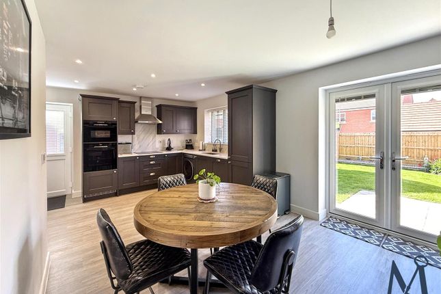 31, Lovett Close, Hugglescote photo 2