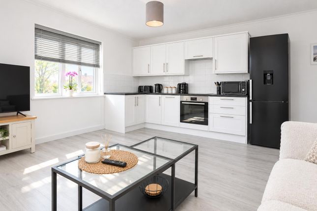 Woodfield Close, Ashtead photo 3