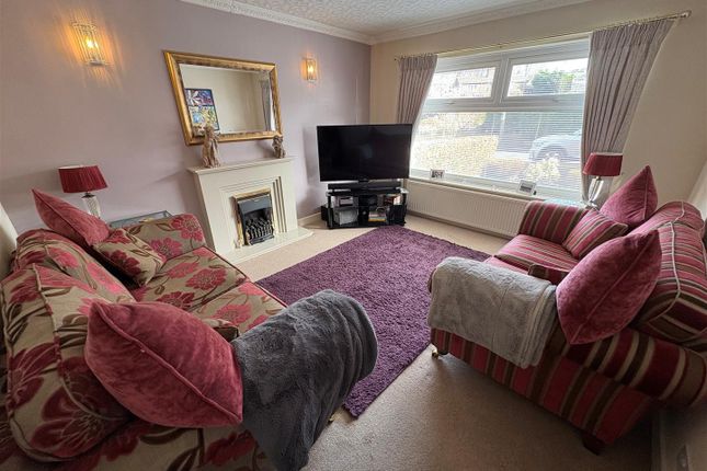 27, Oakleigh Avenue, Bradford photo 4