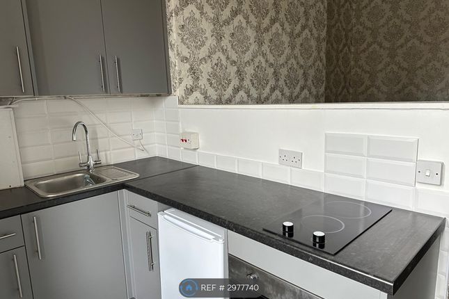 Flat, Grosvenor Road, Scarborough photo 2