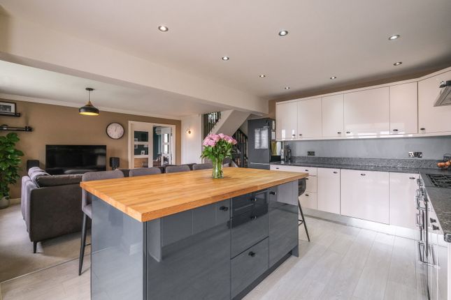 2, Lumbrook Close, Northowram photo 3