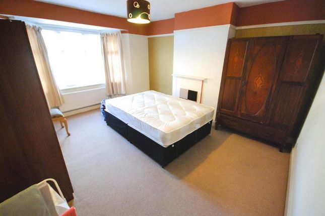 31 ST JAMES GARDENS, WEMBLEY photo 4
